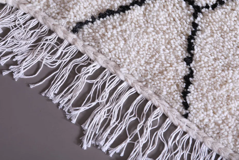 Tapis de couloir Beni Ouarain Guir crème et noir à losanges, vue 6 sur 7