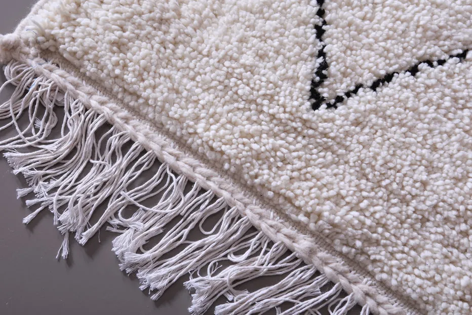 Tapis de couloir Beni Ouarain Guir crème et noir à losanges, vue 7 sur 7