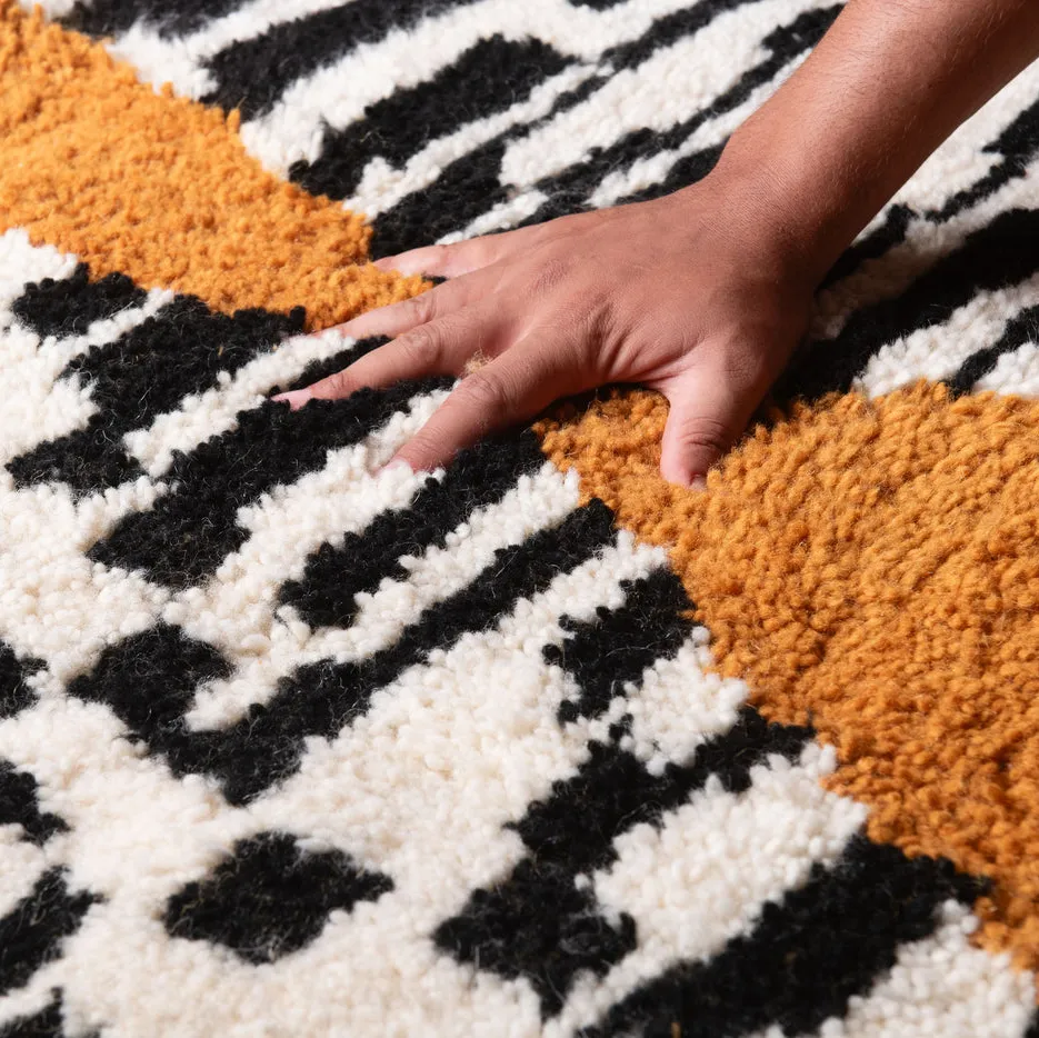 Tapis de couloir Beni Ouarain Imouzzer blanc et noir aux motifs géométriques, vue 6 sur 7