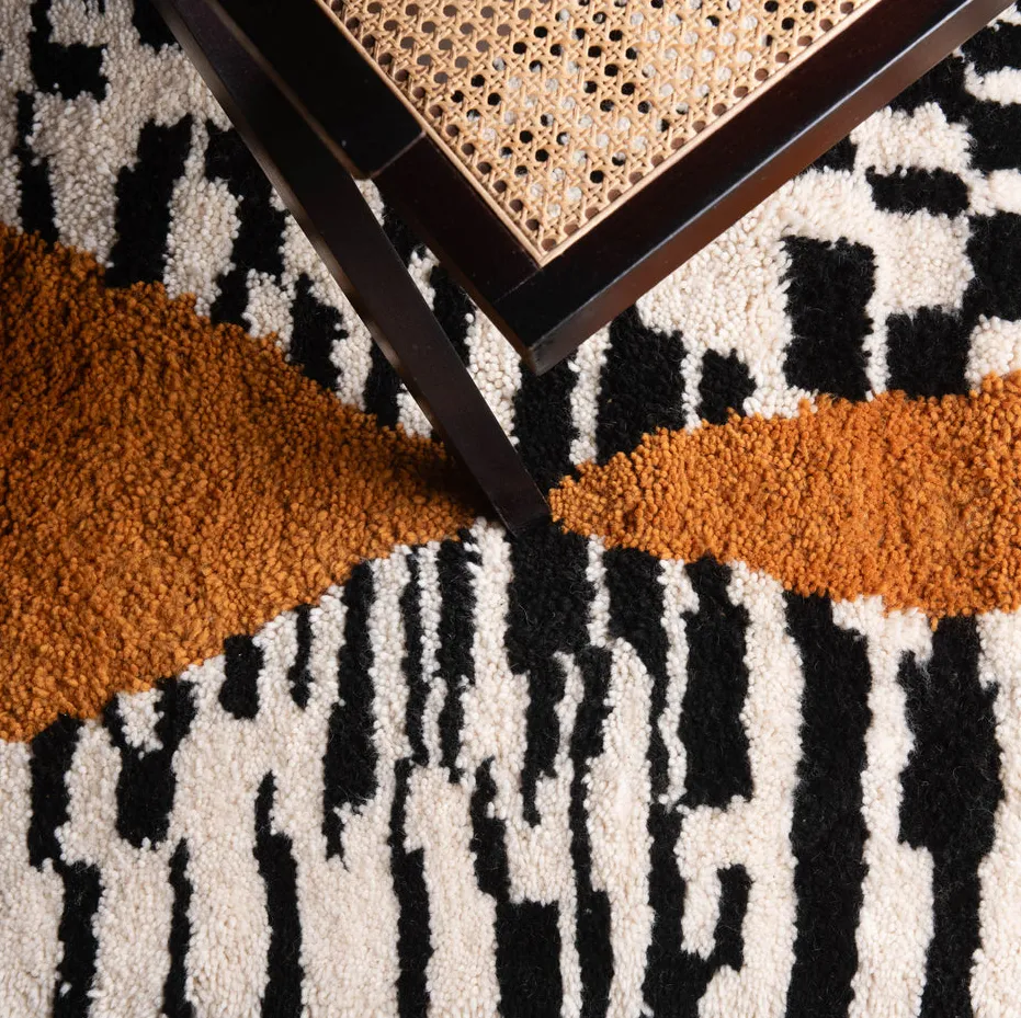 Tapis de couloir Beni Ouarain Imouzzer blanc et noir aux motifs géométriques, vue 7 sur 7