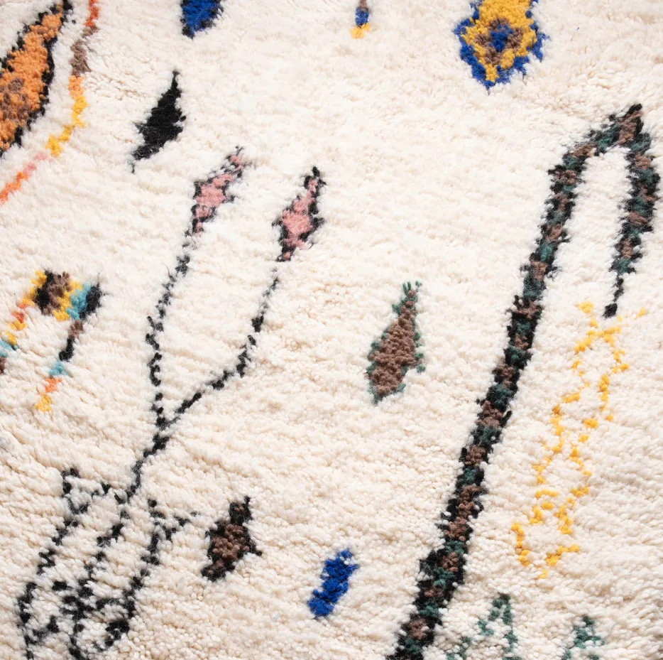 Tapis de couloir Beni Ouarain Ineghmar beige et blanc, vue 4 sur 7