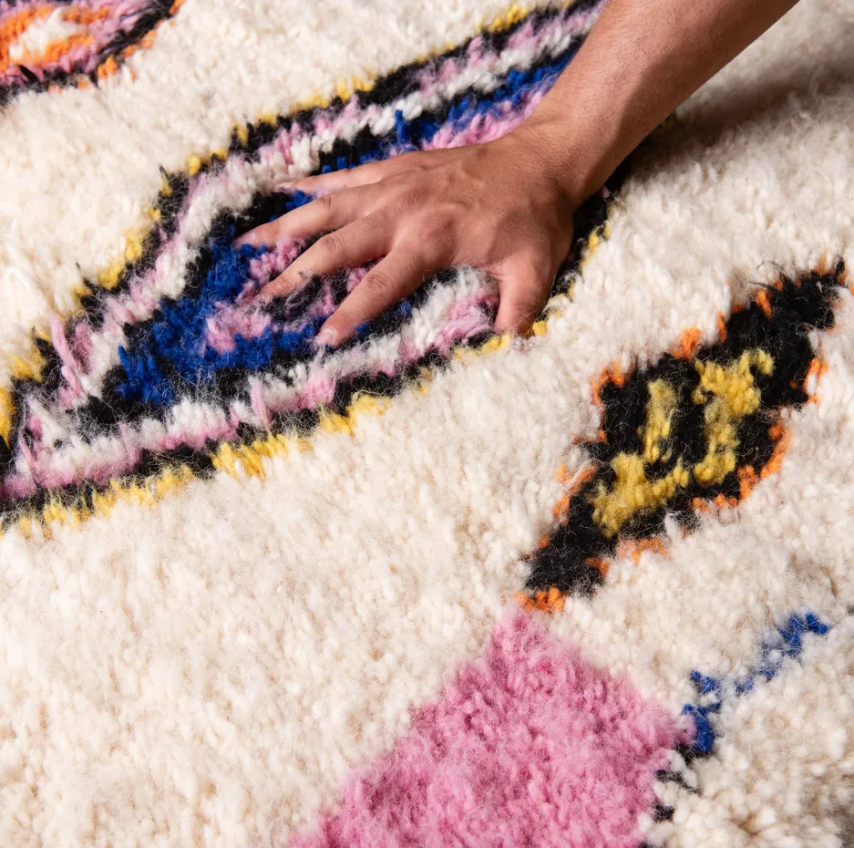 Tapis de couloir Beni Ouarain Itzer blanc et noir aux motifs géométriques, vue 6 sur 7