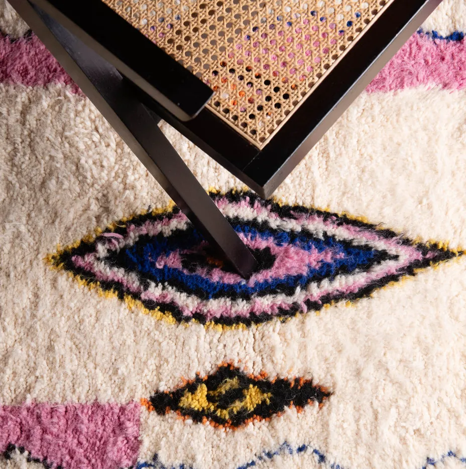 Tapis de couloir Beni Ouarain Itzer blanc et noir aux motifs géométriques, vue 7 sur 7