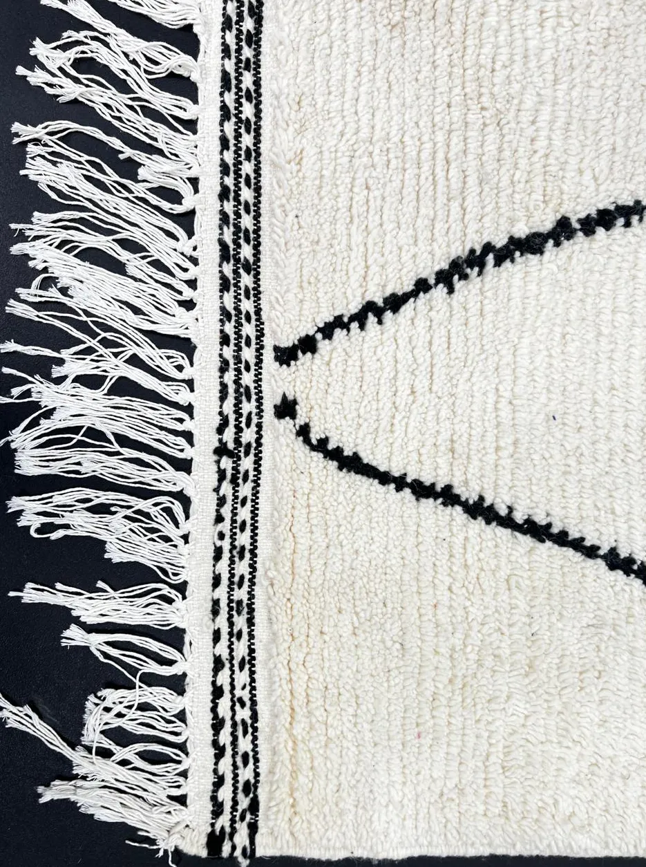 Tapis de couloir Beni Ouarain Tahla noir et blanc à losanges, vue 3 sur 4