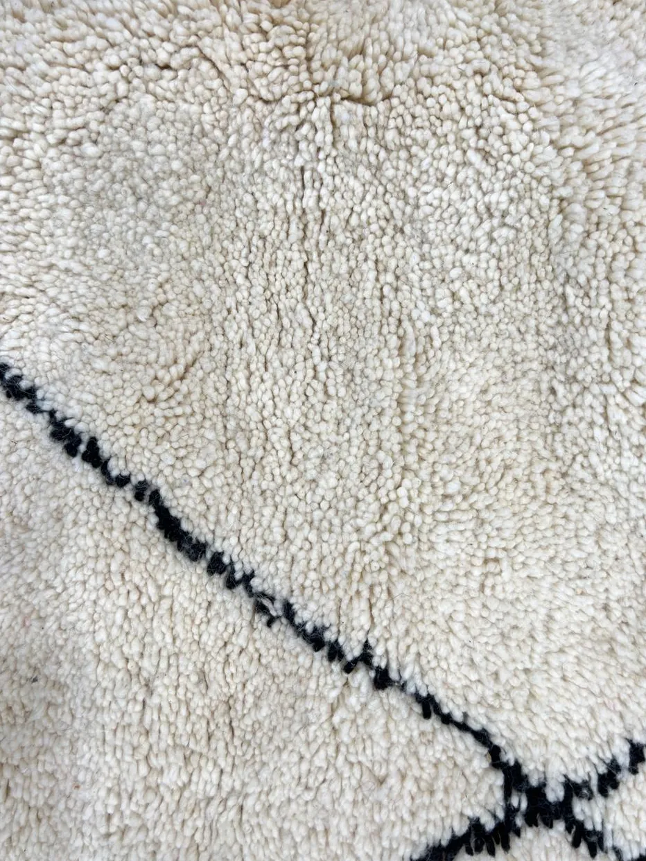 Tapis de couloir Beni Ouarain Tamegroute noir et blanc, vue 4 sur 4