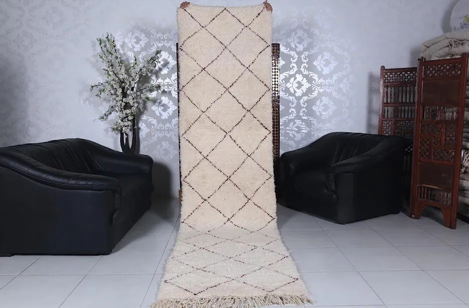 Tapis de couloir Beni Ouarain Tizi crème et bordeaux à losanges — tapis beni ouarain tissé à la main
