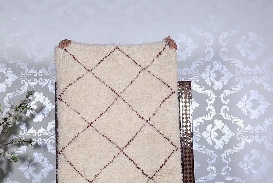 Tapis de couloir Beni Ouarain Tizi crème et bordeaux à losanges, vue 4 sur 5