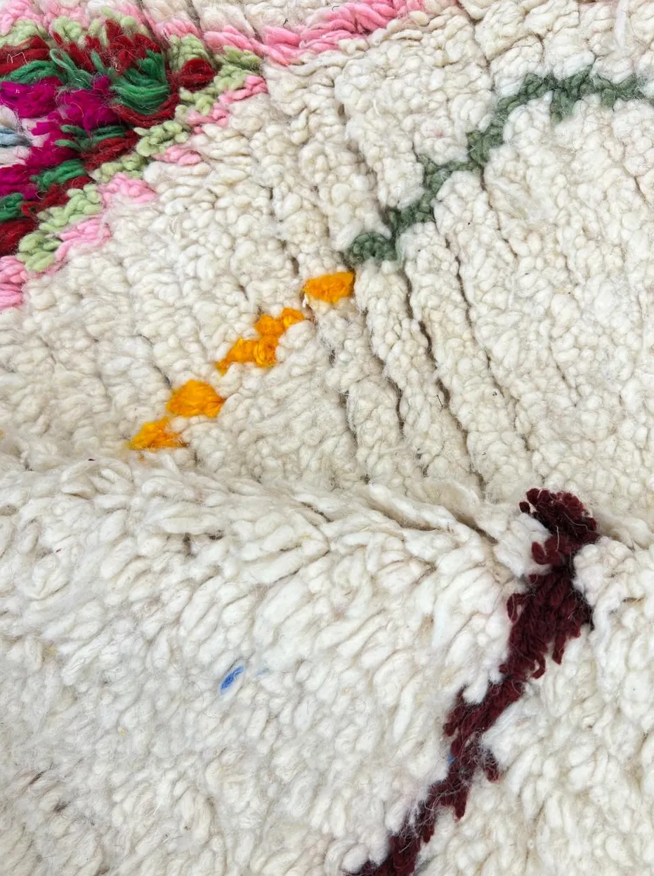 Tapis de couloir berbère Abid blanc et multicolore aux motifs berbères, vue 3 sur 4