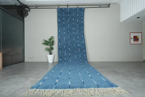 Tapis de couloir berbère Abid bleu à rayures — tapis berbères contemporains