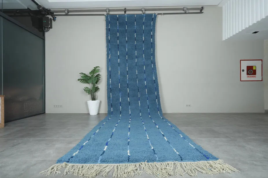 Tapis de couloir berbère Abid bleu à rayures — tapis berbères contemporains tissé à la main