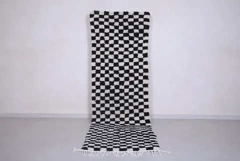 Tapis de couloir berbère Adrar noir et blanc à damier — tapis berbères contemporains