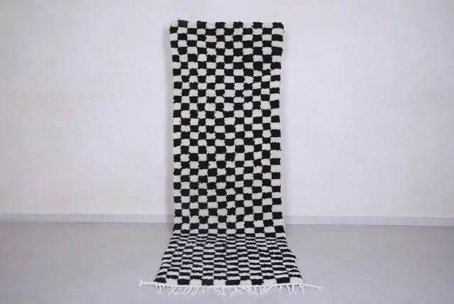 Tapis de couloir berbère Adrar noir et blanc à damier — tapis berbères contemporains