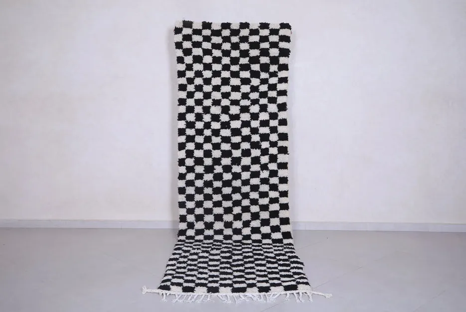 Tapis de couloir berbère Adrar noir et blanc à damier — tapis berbères contemporains tissé à la main