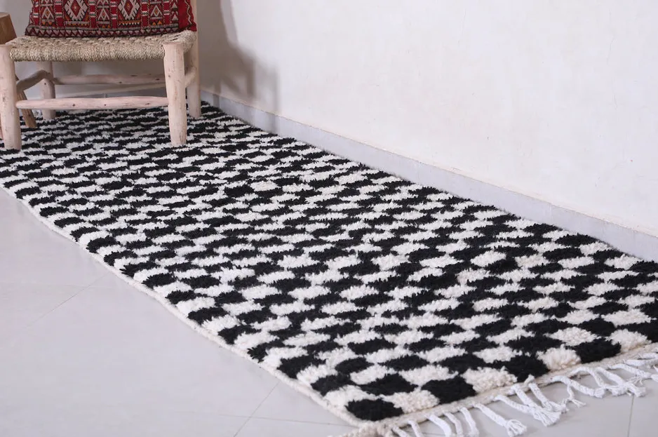 Tapis de couloir berbère Adrar noir et blanc à damier, vue 3 sur 7
