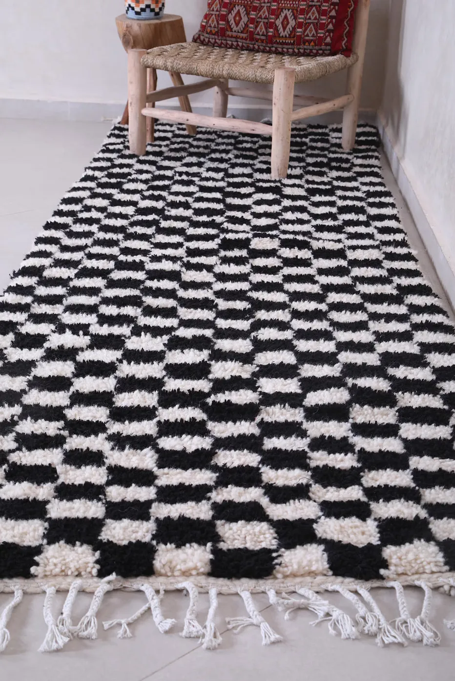 Tapis de couloir berbère Adrar noir et blanc à damier, vue 4 sur 7