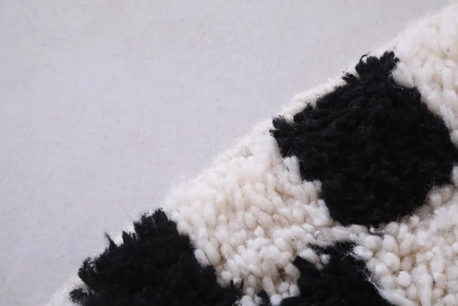 Tapis de couloir berbère Adrar noir et blanc à damier, vue 5 sur 7