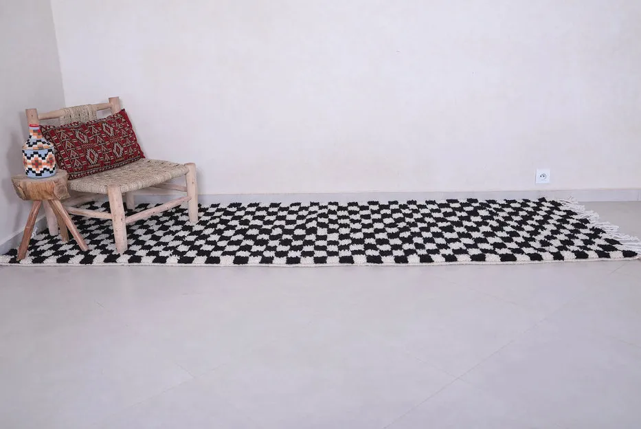 Tapis de couloir berbère Adrar noir et blanc à damier, vue 6 sur 7