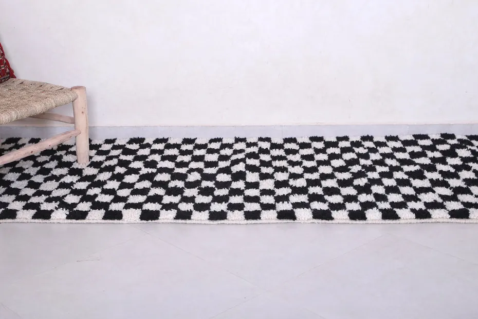 Tapis de couloir berbère Adrar noir et blanc à damier, vue 7 sur 7