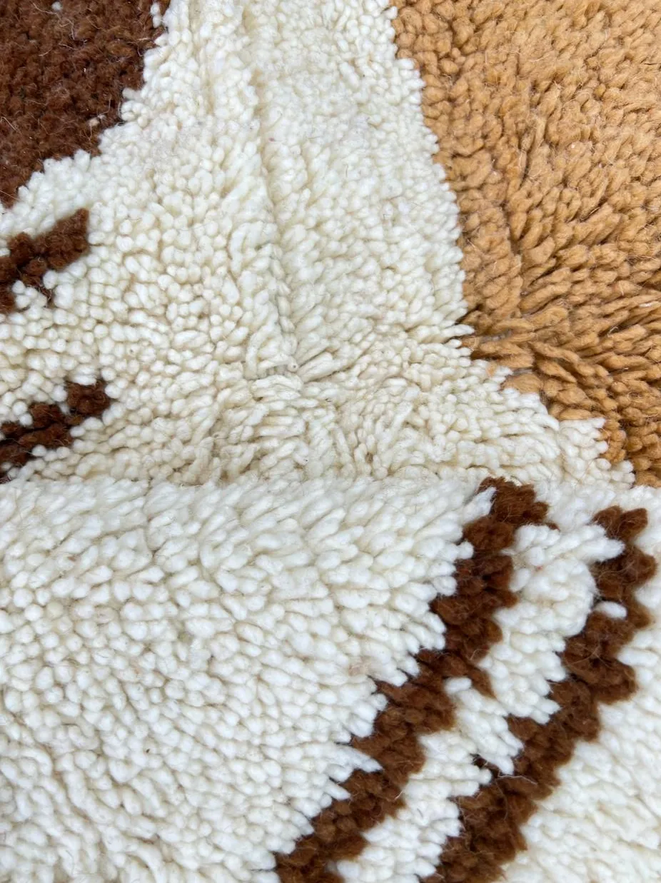 Tapis de couloir berbère Afennourir marron et blanc au dessin abstrait, vue 3 sur 4