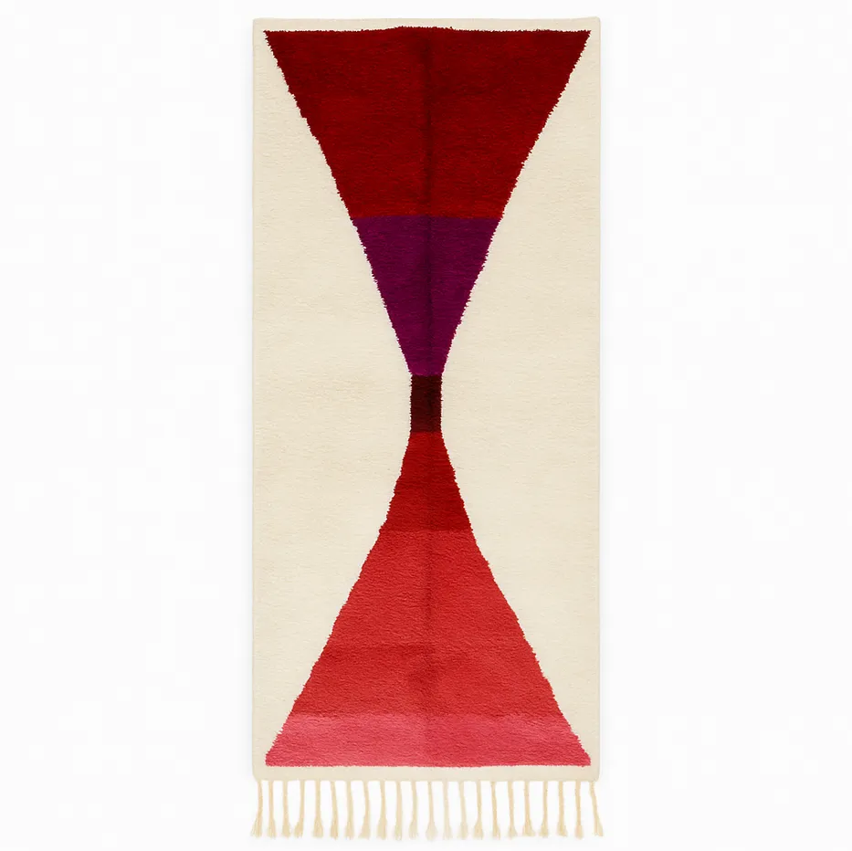 Tapis de couloir berbère Aglou rouge et rose aux motifs géométriques — tapis berbères contemporains tissé à la main