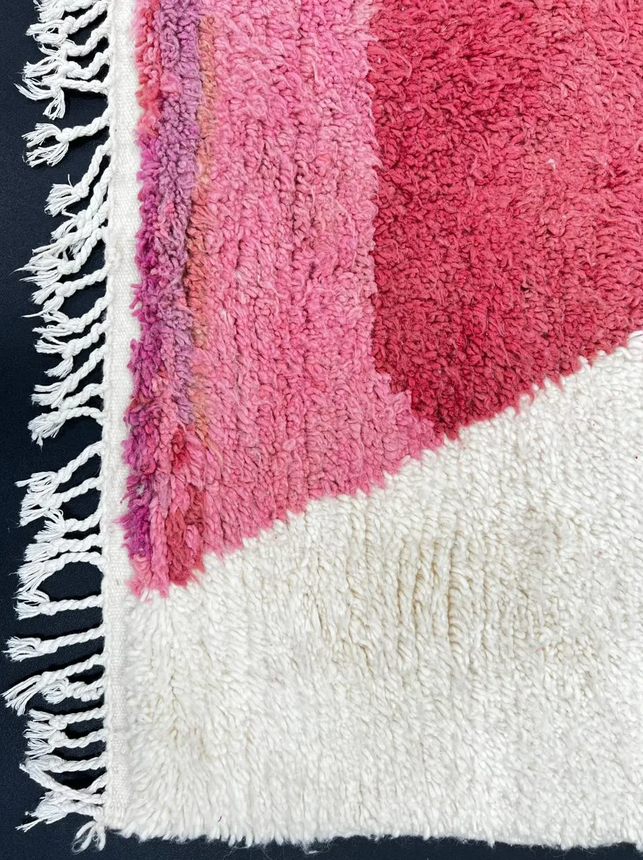 Tapis de couloir berbère Aglou rouge et rose aux motifs géométriques, vue 3 sur 4