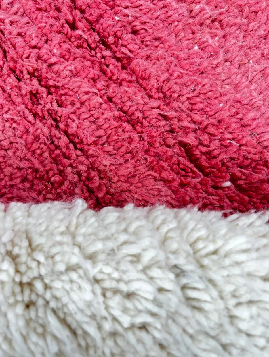 Tapis de couloir berbère Aglou rouge et rose aux motifs géométriques, vue 4 sur 4