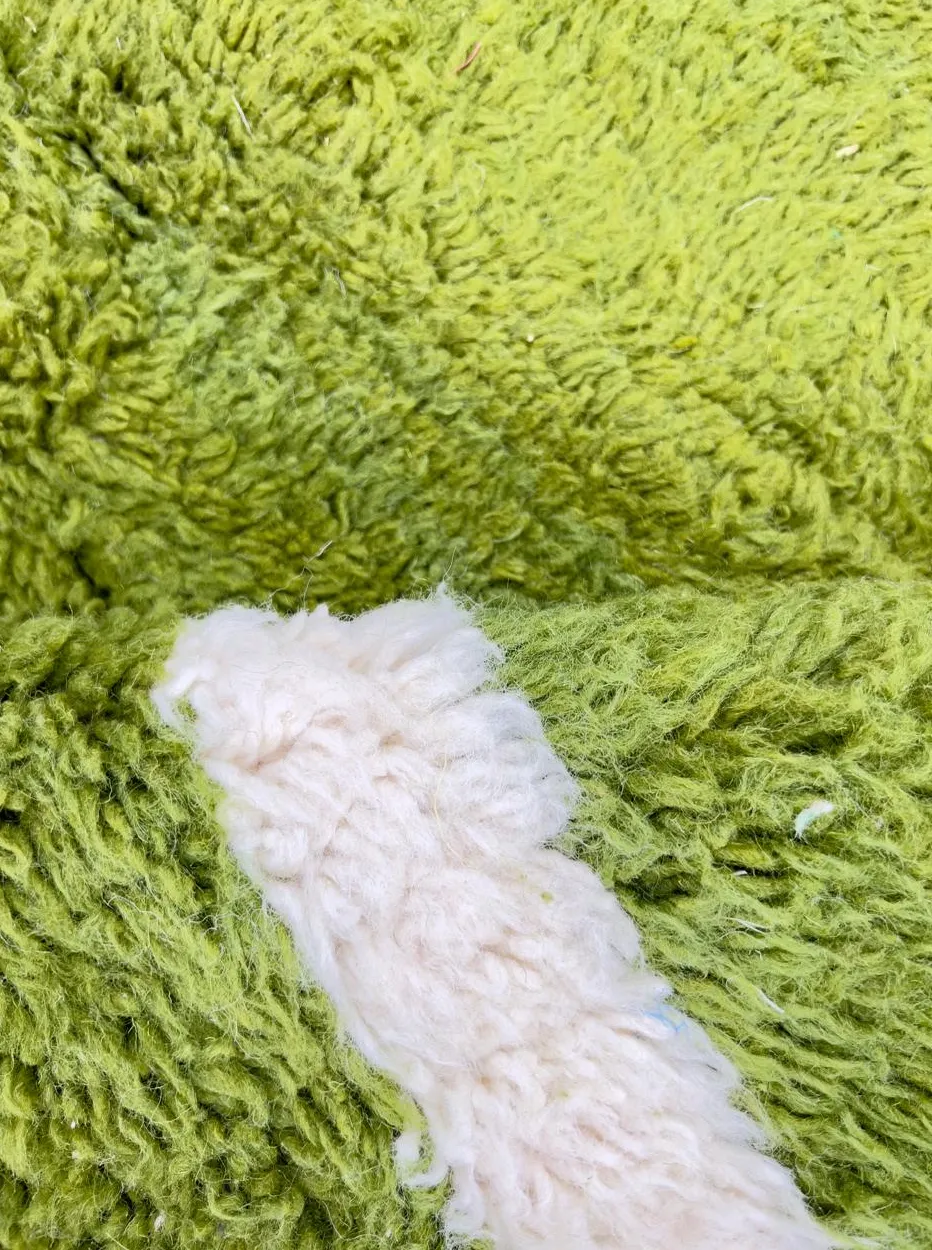 Tapis de couloir berbère Aguelmam vert et blanc au dessin abstrait, vue 3 sur 4