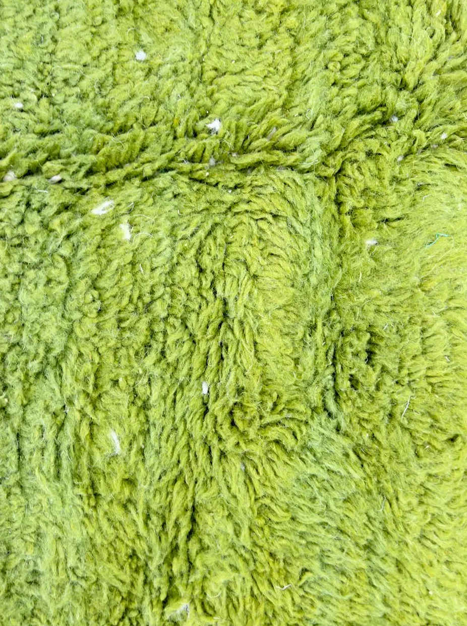 Tapis de couloir berbère Aguelmam vert et blanc au dessin abstrait, vue 4 sur 4