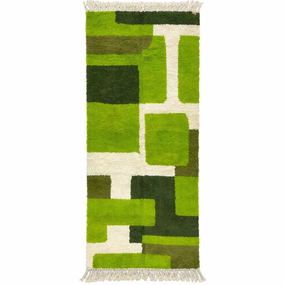 Tapis de couloir berbère Aguelmous vert au dessin abstrait — tapis berbères contemporains tissé à la main