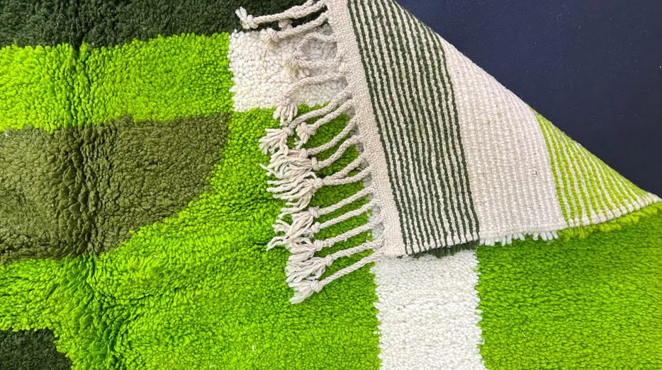 Tapis de couloir berbère Aguelmous vert au dessin abstrait, vue 3 sur 4