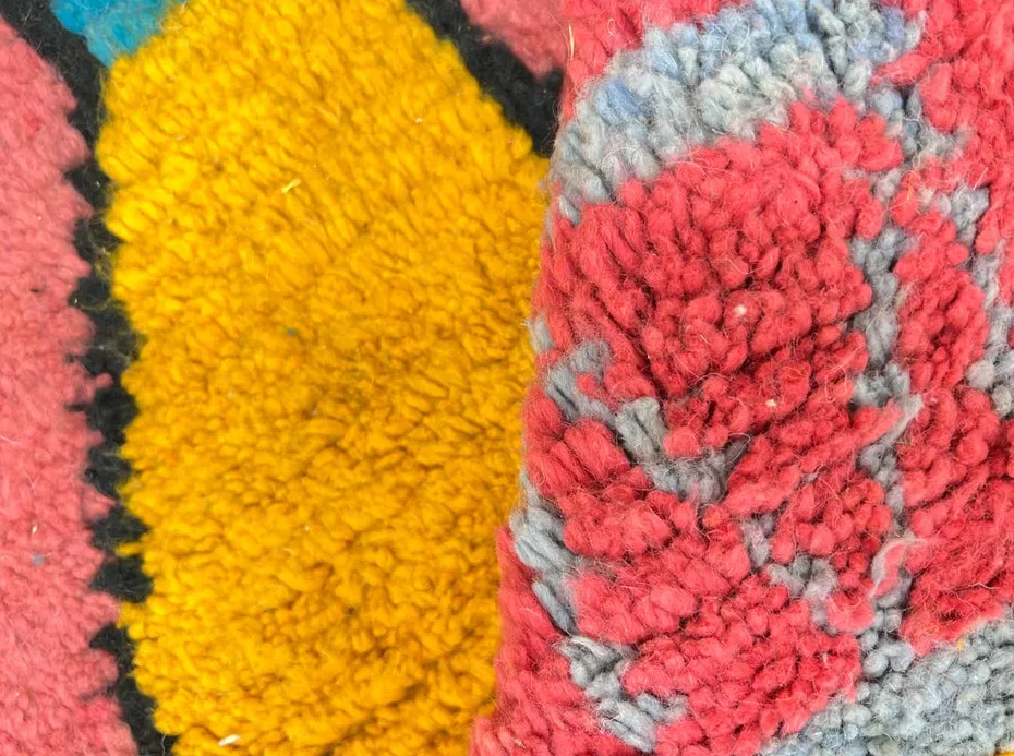 Tapis de couloir berbère Ahansal rose et multicolore, vue 3 sur 4