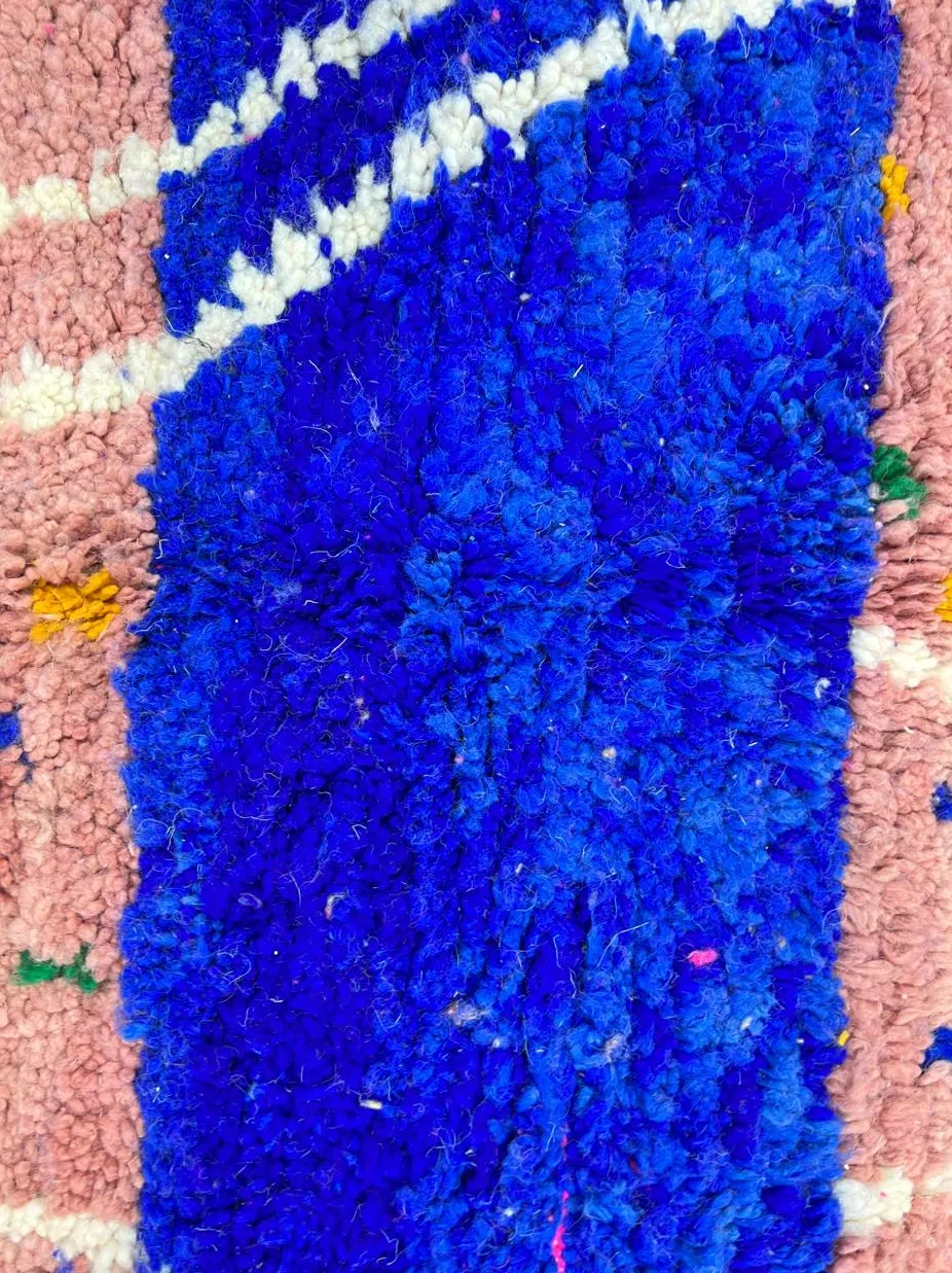 Tapis de couloir berbère Aksoual rose au dessin abstrait, vue 3 sur 4
