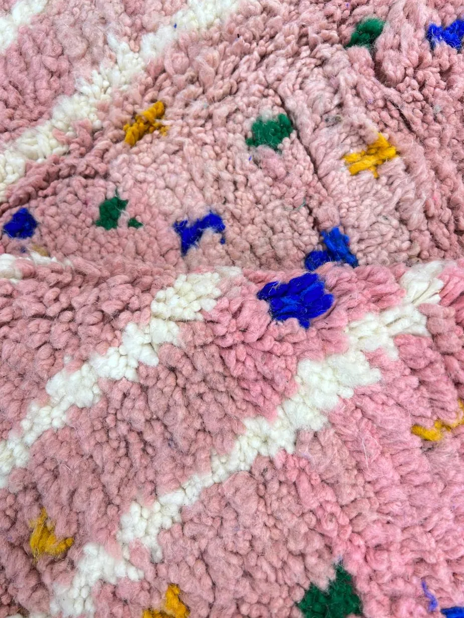 Tapis de couloir berbère Aksoual rose au dessin abstrait, vue 4 sur 4