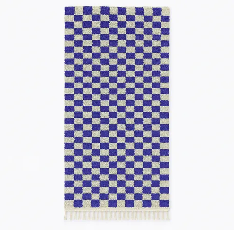 Tapis de couloir berbère Aman bleu et blanc à damier — tapis berbères contemporains