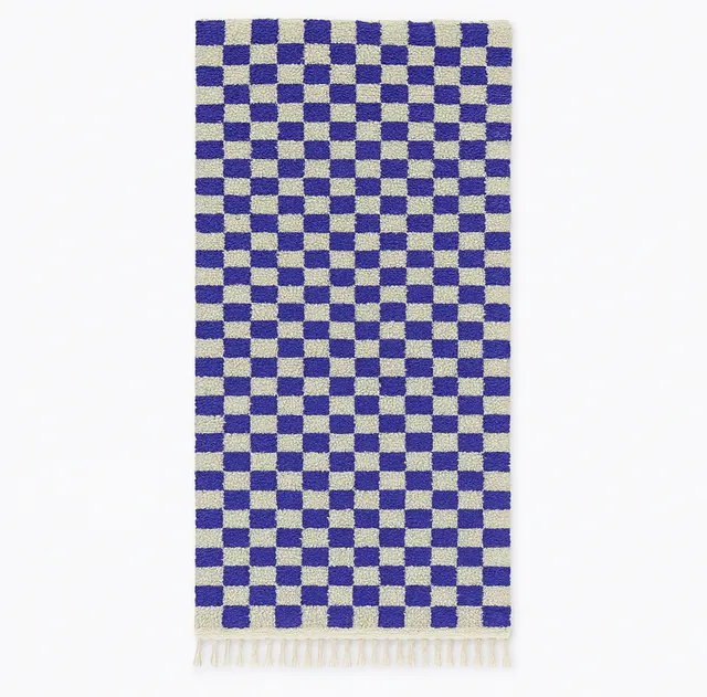 Tapis de couloir berbère Aman bleu et blanc à damier — tapis berbères contemporains