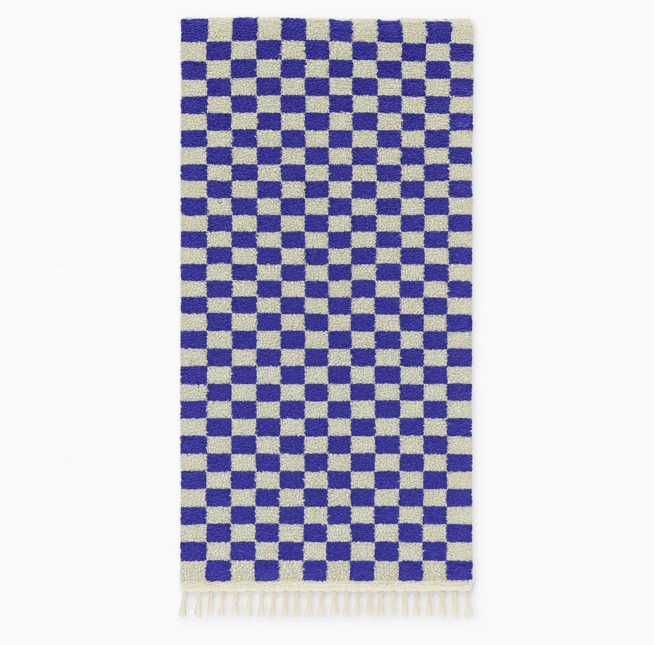 Tapis de couloir berbère Aman bleu et blanc à damier — tapis berbères contemporains tissé à la main