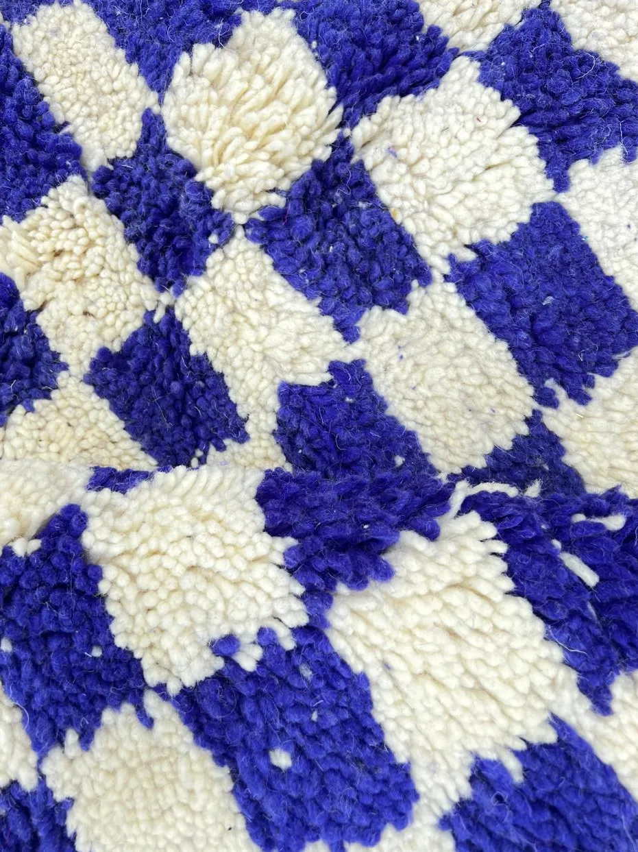 Tapis de couloir berbère Aman bleu et blanc à damier, vue 3 sur 4