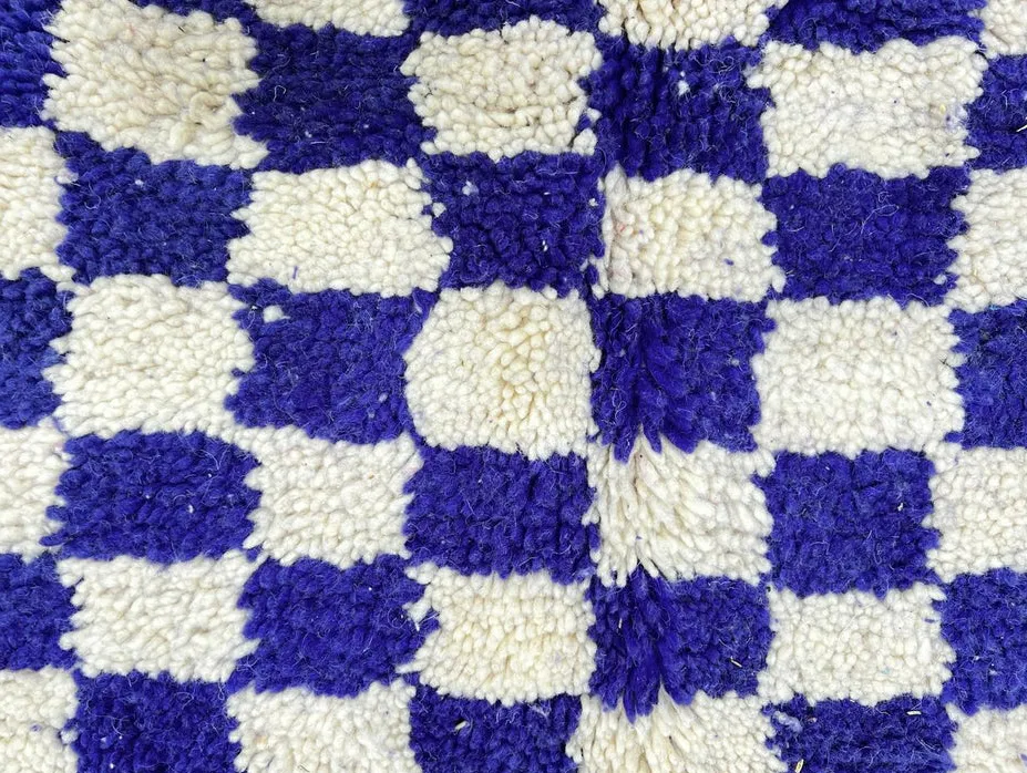Tapis de couloir berbère Aman bleu et blanc à damier, vue 4 sur 4