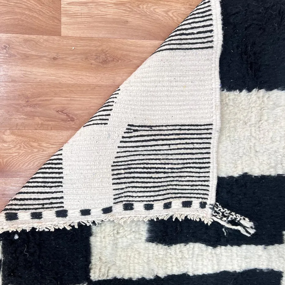 Tapis de couloir berbère Aman noir et blanc, vue 3 sur 4