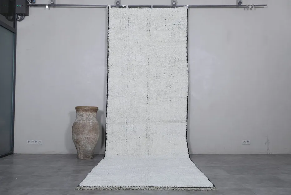 Tapis de couloir berbère Amayas blanc — tapis berbères contemporains tissé à la main