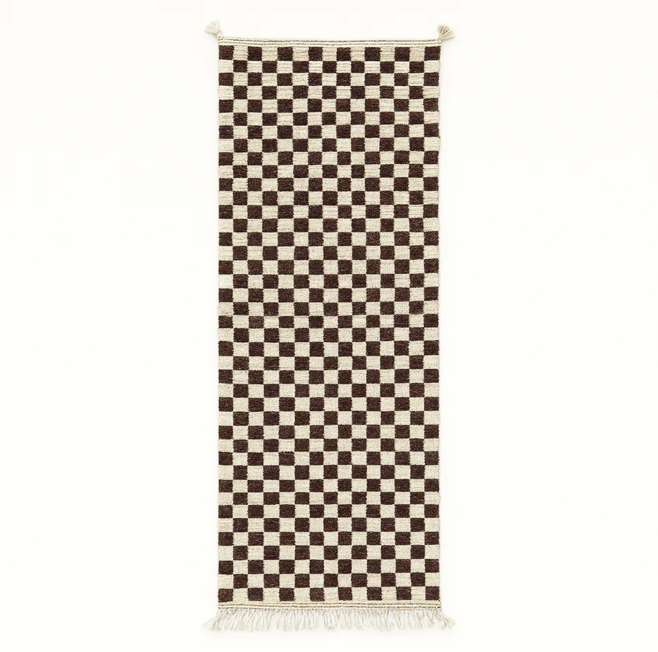 Tapis de couloir berbère Amayas marron et blanc à damier — tapis berbères contemporains tissé à la main