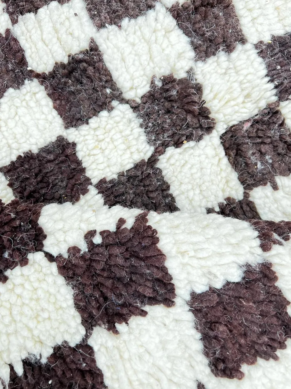 Tapis de couloir berbère Amayas marron et blanc à damier, vue 3 sur 4