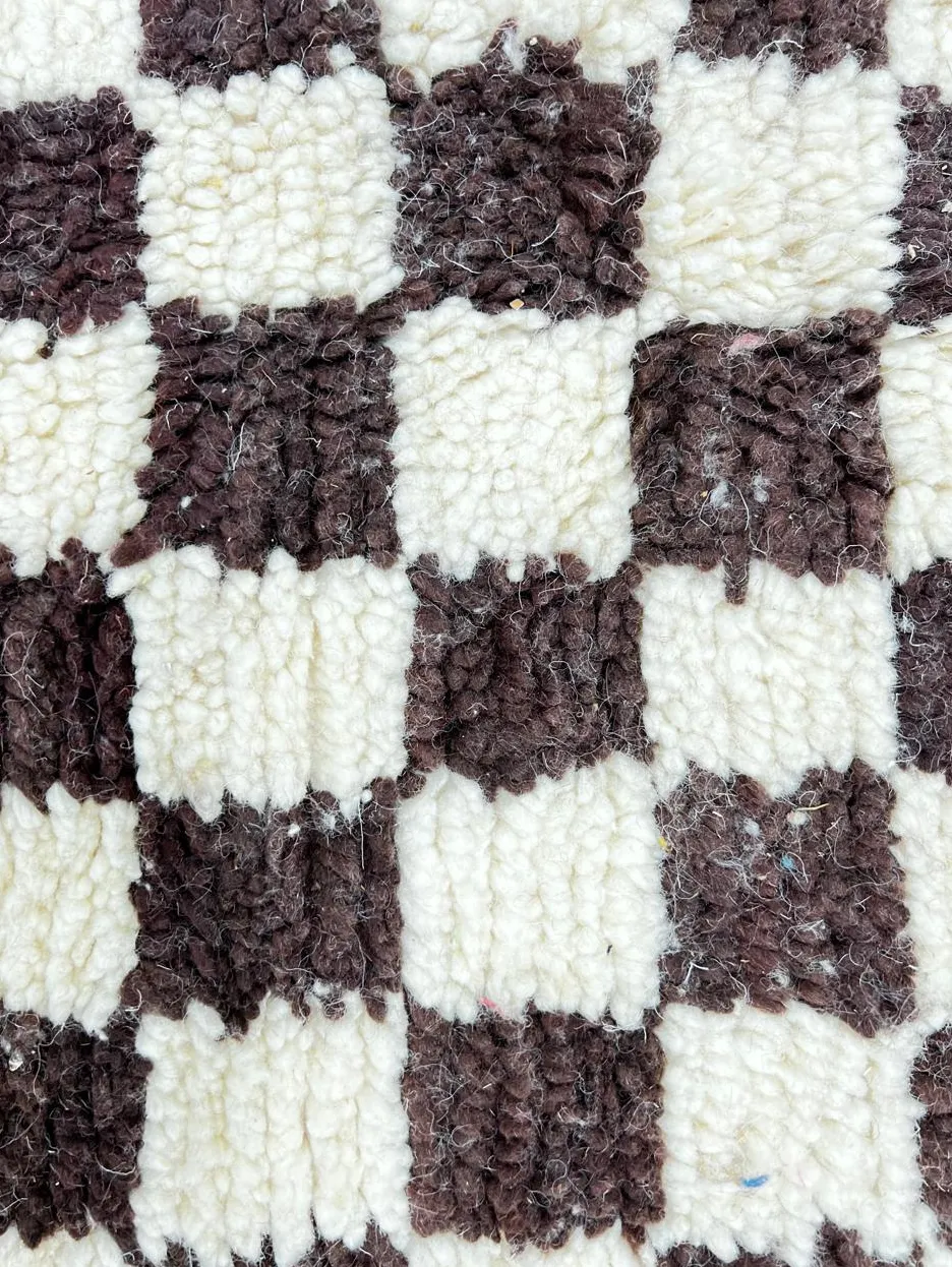 Tapis de couloir berbère Amayas marron et blanc à damier, vue 4 sur 4