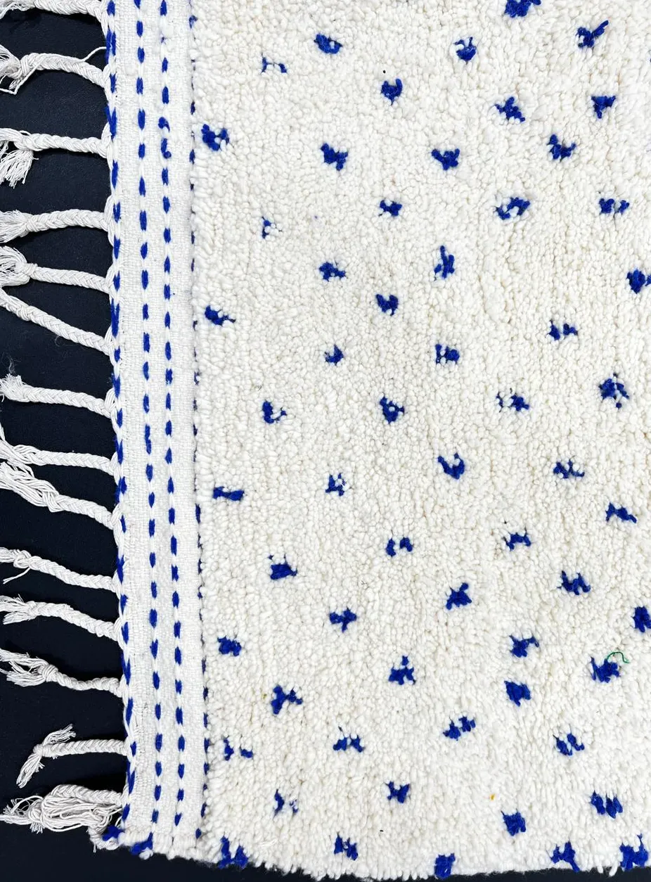 Tapis de couloir berbère Amnay blanc et bleu, vue 3 sur 4