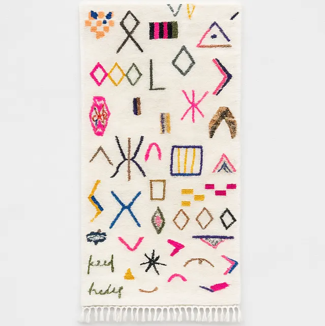 Tapis de couloir berbère Amoud blanc et multicolore aux motifs berbères — tapis berbères contemporains