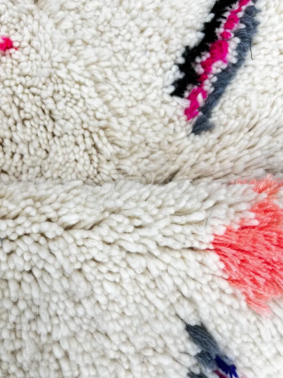 Tapis de couloir berbère Amoud blanc et multicolore aux motifs berbères, vue 3 sur 4