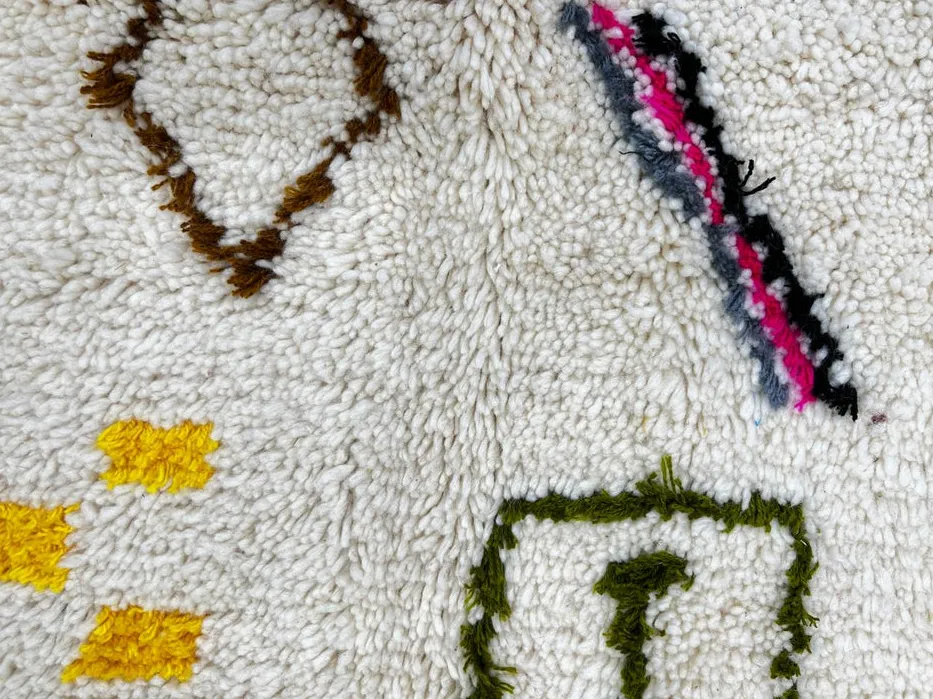 Tapis de couloir berbère Amoud blanc et multicolore aux motifs berbères, vue 4 sur 4