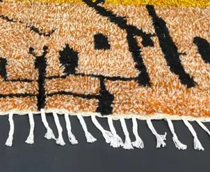 Tapis de couloir berbère Aoufous jaune au dessin abstrait, vue 3 sur 4