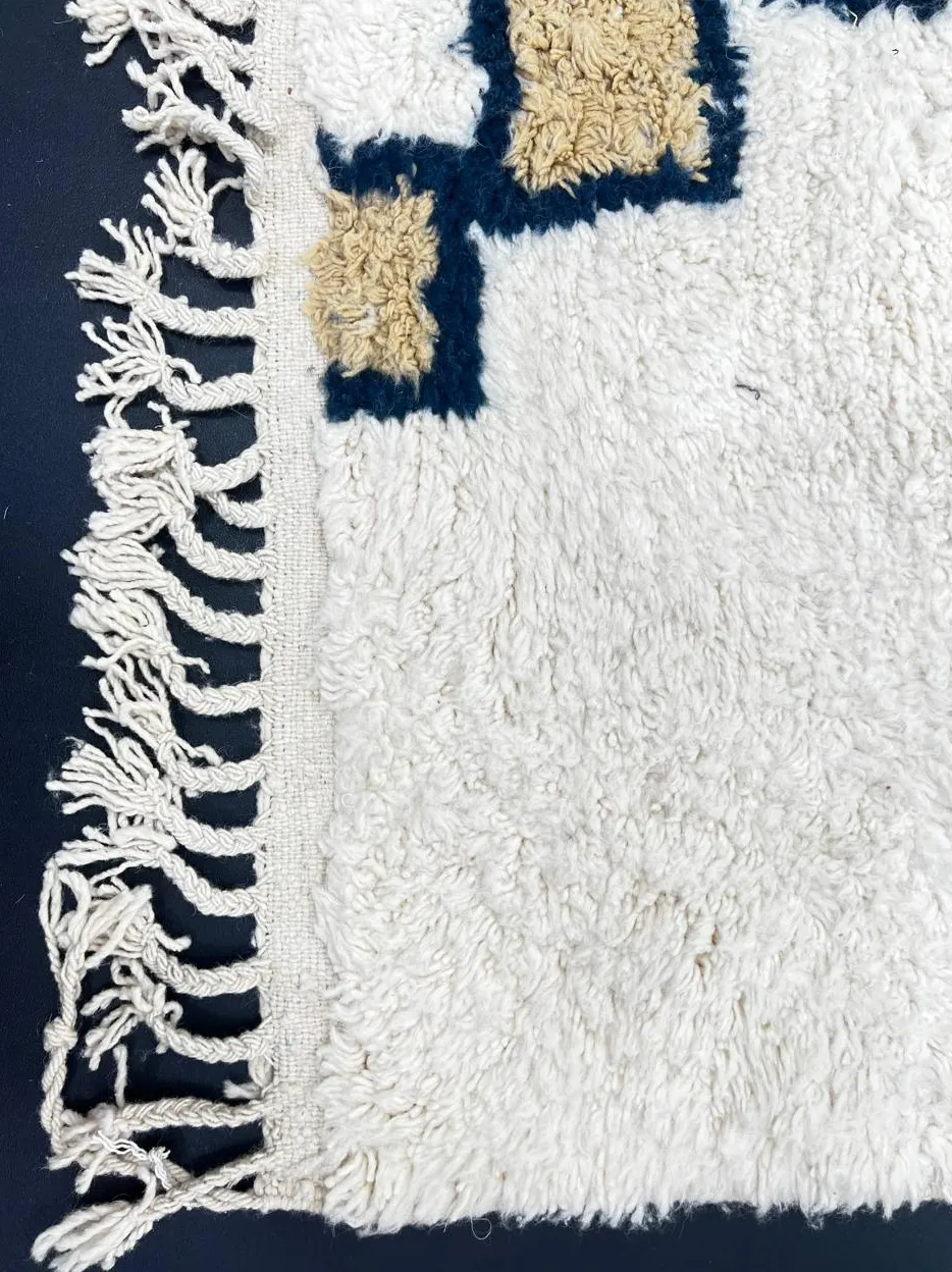 Tapis de couloir berbère Asafu blanc et noir aux motifs berbères, vue 3 sur 4
