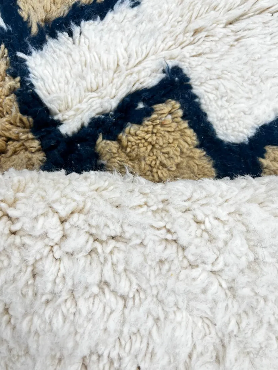 Tapis de couloir berbère Asafu blanc et noir aux motifs berbères, vue 4 sur 4